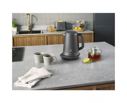 Електрочайник Electrolux 1.7л, Strix, метал, підтримка температури, чорний матовий