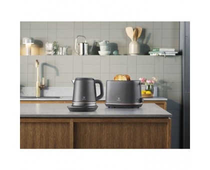 Електрочайник Electrolux 1.7л, Strix, метал, підтримка температури, чорний матовий