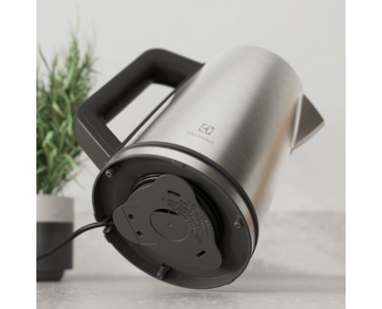 Электрочайник Electrolux 1.7л, Strix, дисплей, металл, поддержка температуры, нерж. сталь Электрочайник Electrolux 1.7л, Strix, дисплей, металл, поддержка температуры, нерж. сталь
