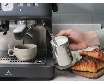 Кофеварка Electrolux рожоковая , 3л, зерно+мол., ручной капуч, кофемолка, подача гар.воды, подогрев чашек, черный