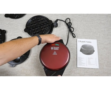 Мультимейкер Russell Hobbs Fiesta 950Вт, алюминий, 3 пластины, корпус-нерж.сталь/пластик, бордо Мультимейкер Russell Hobbs Fiesta 950Вт, алюминий, 3 пластины, корпус-нерж.сталь/пластик, бордо
